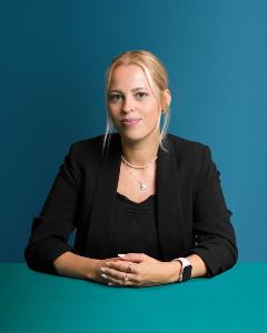 Headshot of Saskia Ziemacki blue green background.